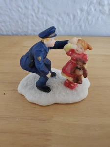 O'Well Navidad Snow Village Gente Niña con Oso de Peluche y Oficial de Policía - Imagen 1 de 6