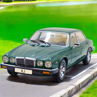 Jaguar XJ Series III 1979 dunkelgrün Modellauto 1:18 MCG - Bild 1 von 4