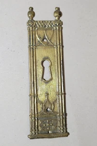Antiguo escudo de cerradura gótico de 4,5" estampado latón accesorios para puertas victorianas - Imagen 1 de 3