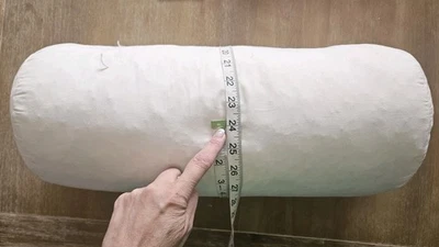 Bonita almohada vintage de inserción de cilindro con refuerzo de plumas de 18" Foto 1 de 4