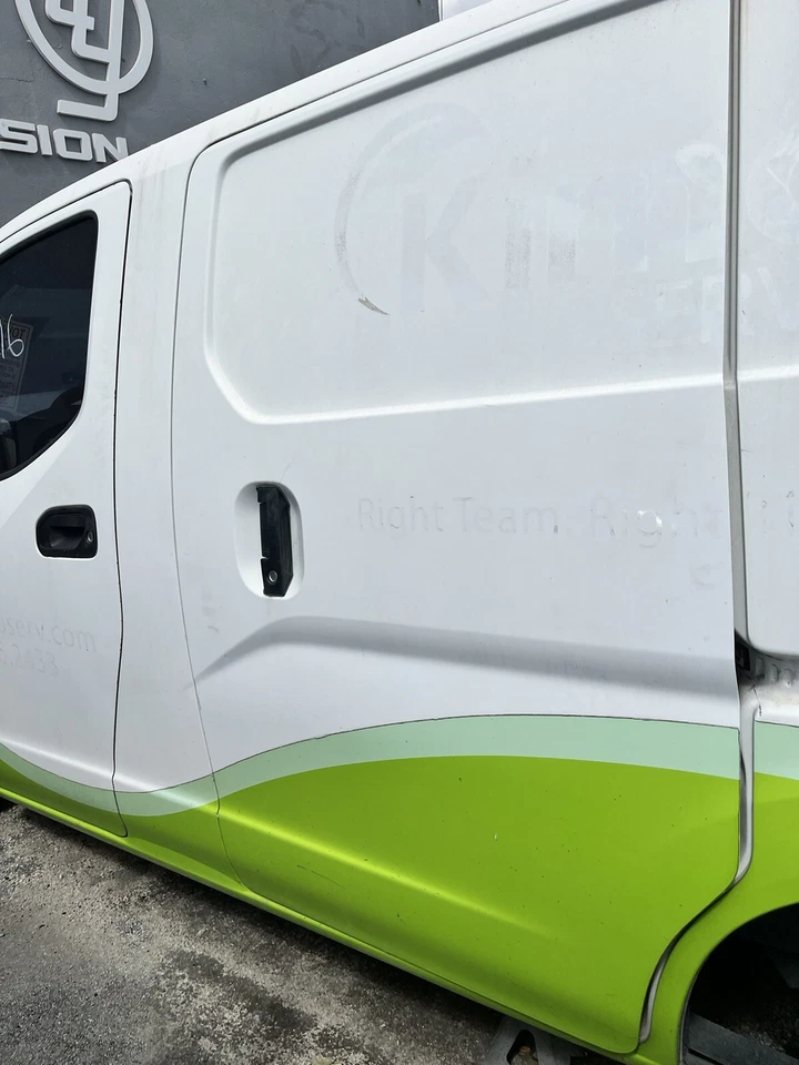 Mini furgoneta de carga Nissan NV200 SV 2015 4 puertas 2,0 L Foto 1 de 1