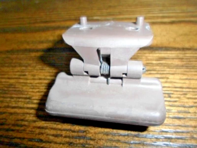 Mazda MX3 - Center Console Latch (NO SCREWS) Foto 1 de 3
