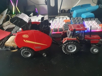 britains 1.32 viscon fastbale 43221 trailer & case international tractor 1056xl - Image 1 of 4