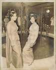 1968 Press Photo Two of the Thai girls at the merchandise mart in Miami