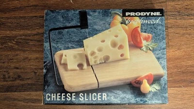 Cortadora de queso de madera de haya gruesa Prodyne 805-B con pies de goma antideslizantes Foto 1 de 4