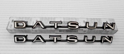 Datsun Roadster 1600 2000 Nuevo Par Original Guardabarros Delantero Lateral Emblema Insignia OEM Foto 1 de 4