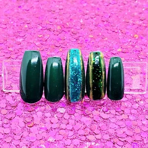 Gel rigido fatto a mano verde glitter bicolore righe oro corte quadrate pressate sulle unghie - Foto 1 di 9