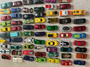Hot Wheels Maßstab 1:64 Konvolut 67 Diecast Fahrzeuge - Bild 1 von 4