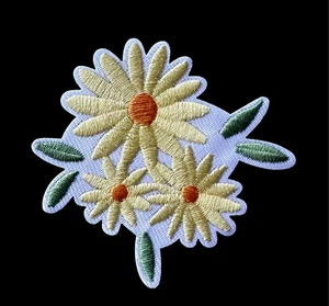 Applique da stiro con toppa ricamata margherita 2 1/2 x 2 3/8 pollici - Foto 1 di 6