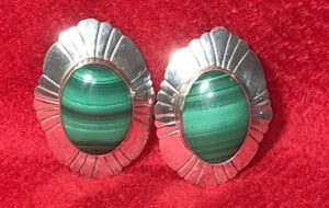 Navajo handgestempelte Ohrringe Sterlingsilber grüner Malachit M Begay CLIP-ON Vintage - Bild 1 von 5