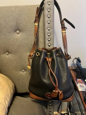 Bolso Cubo De Colección Dooney & Bourke Todo Clima Cuero Azul Marino/Marrón con Cordón Sin Forro Foto 1 de 3