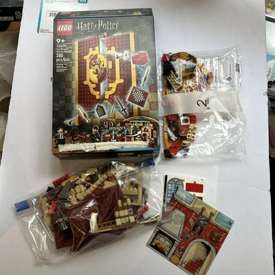 LEGO Harry Potter: Gryffindor House Banner (76409) With Mini figures No Manual - Image 1 of 4