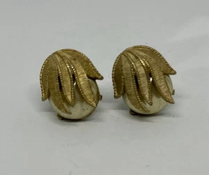 Vintage Sarah Coventry "Hidden Pearl" Faux Pearl Gold Tone Clip On Earrings - Picture 1 of 5