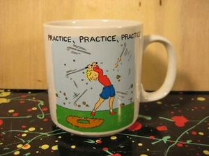 Taza de café de regalo de golf divertida dama golfista "Práctica de práctica" de Russ - Imagen 1 de 3