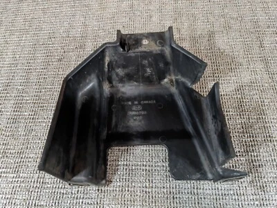 Cubierta de soporte de pestillo primario capó Chevrolet Monte Carlo 1998 Foto 1 de 4