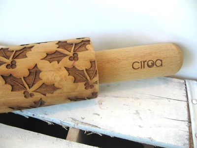 Заколка на колесиках с тиснением Ciroa Holly 17 1/2 дюйма рождественский декор подарок новая из старых запасов - Изображение 1 из 4