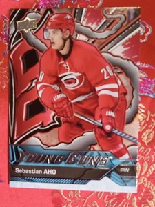 Sebastian Aho 2024/25 Upper Deck Hockey YOUNG GUNS RC RINNOVATO Carolina Hurricane - Foto 1 di 1