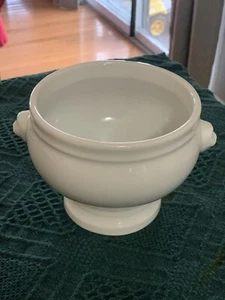Bodum White pedestal soup  Bowl With Lions Head white soup bowl 16oz - Picture 1 of 6