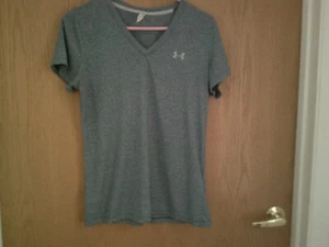 UNDER ARMOUR V-Neck Women's T SHIRT Size Medium - Picture 1 of 2