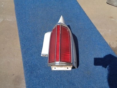 1974 74 Olds Oldsmobile 98 RIGHT TAIL LIGHT ASSEMBLY & QTR EXTENSION Foto 1 de 4
