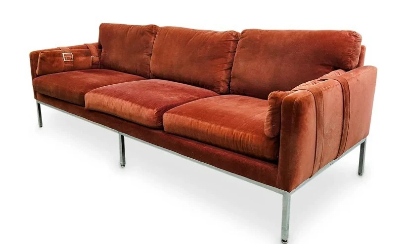 Sofá Florence Knoll Attrib 3 Lugares Veludo Vermelho Fivela Braços com Cinto Cromado MCM Sofá - Imagem 1 de 4