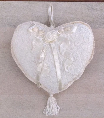 De colección Victoria's Secret Etiqueta Dorada Corazón Encaje Anillo Portador Almohada Crema Raro Foto 1 de 4