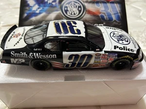 Smith & Wesson Tribute to Law Chevy Monte Carlo 2005 Nascar 1/24 Limited Edition - Picture 1 of 10