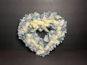 Corona de corazón con volantes cinta ribete de encaje y tela de color azul y crema vintage - Imagen 1 de 5