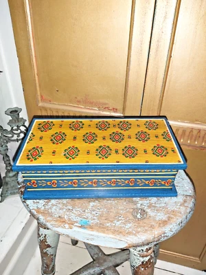 INDIAN HAND PAINTED FLORAL WOODEN BOX/TRINKET/JEWELLERY BOX - Image 1 of 4