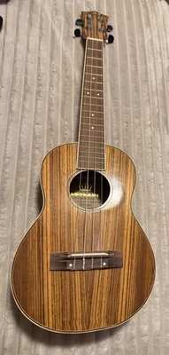Ukelele de concierto Leolani Zebrawood C22G Hawaii con estuche acolchado Foto 1 de 4