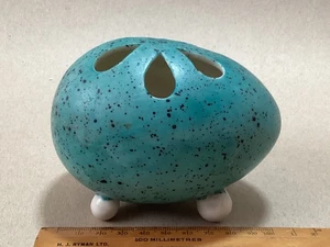 EIERFÖRMIGER KERAMIK LAVENDEL POURRI HALTER - ODER KLEINE POSY VASE.  Rd. Nr. 23917. - Bild 1 von 5