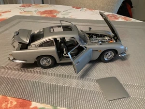 Coche fundido a presión Danbury Mint James Bond 007 Aston Martin DB5 escala 1:24 plateado - Imagen 1 de 8