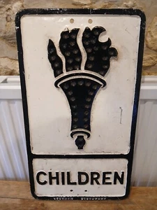 Señal de tráfico para niños pequeños de Needham, Stockport. señal de tráfico vintage - Imagen 1 de 3
