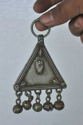 Campanas colgantes únicas artesanales de latón y metal blanco de colección joyas/colgantes Foto 1 de 4