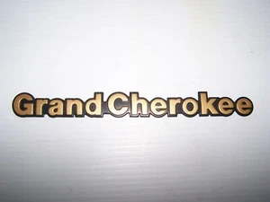 INSIGNIA DE EMBLEMA JEEP GRAND CHEROKEE USADA DE FABRICANTE DE EQUIPOS ORIGINALES - Imagen 1 de 2