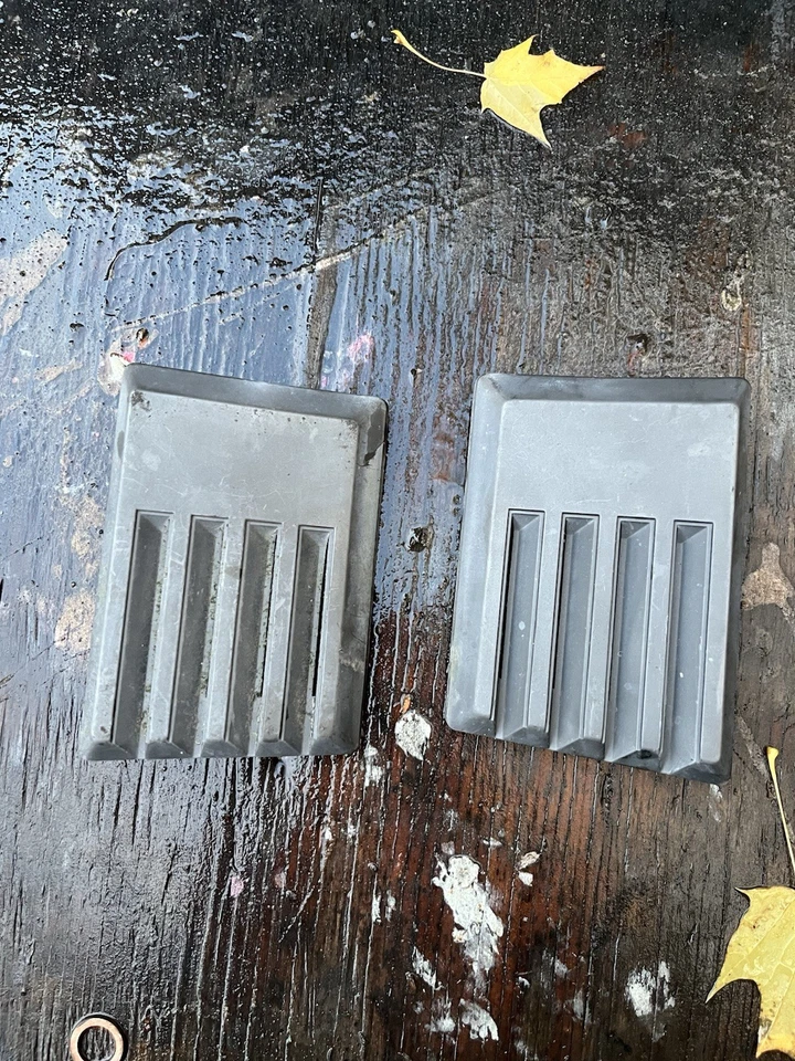 Nissan 720 1980-1986 camioneta cabina regular pilar B moldura ventilación conjunto OEM 80-86 genuino Foto 1 de 2