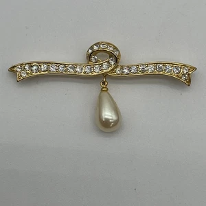 Richelieu Brosche goldfarben Strass baumelnd Kunstperlenband signiert Vintage - Bild 1 von 6