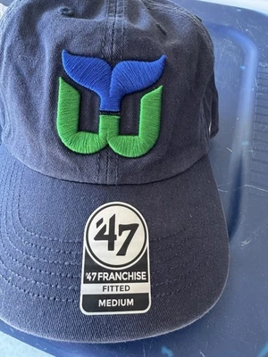 Sombrero ajustado marca Hartford Whalers '47 NHL NUEVO CON ETIQUETAS azul talla M Foto 1 de 4