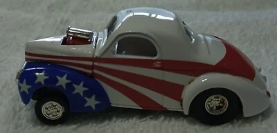 ¡MALOS GASEADORES! Willys 1941 (1:64 rojo, blanco y azul) 1999 Racing Champions Foto 1 de 4