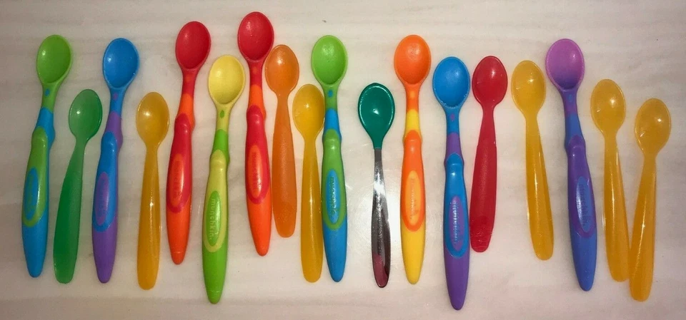 18 piezas CUCHARAS COLORIDAS BEBÉ NIÑO NIÑA MUNCHKIN y otros ALIMENTACIÓN LIMPIA Foto 1 de 1