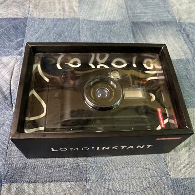 LOMOGRAPHY LOMO'INSTANT LI100B BLACK INSTANT FILM CAMERA 48MM F/8 - Image 1 of 3