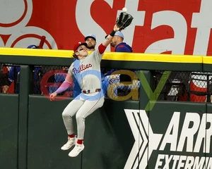 Harrison Bader Desperation Catch Philadelphia Phillies 8x10 MLB Baseball Photo - Picture 1 of 1