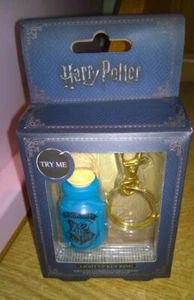 Llavero iluminado de Harry Potter con logotipo de Hogwarts en caja nuevo - Imagen 1 de 3