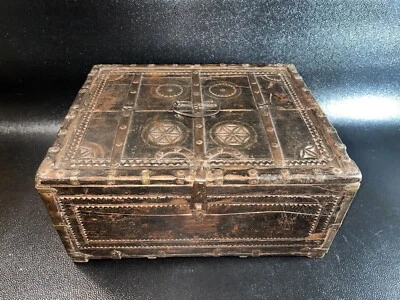 Antiguo joyero de almacenamiento indio de madera tallada y hierro forjado siglo XIX Foto 1 de 4