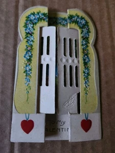 Tarjeta de San Valentín Alemana Antigua Stan Up 3D NIÑA VICTORIANA DETRÁS DE LA PUERTA SE ABRE SIN USAR - Imagen 1 de 5