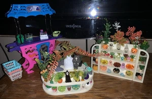 Tienda de plantas temáticas de Halloween para muñecas tamaño Barbie con muchos accesorios - Imagen 1 de 10