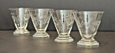 Pretty Set of Four Crystal 1920's Art Deco Engraved Liqueur Glasses x 4  VGC - Image 1 of 4