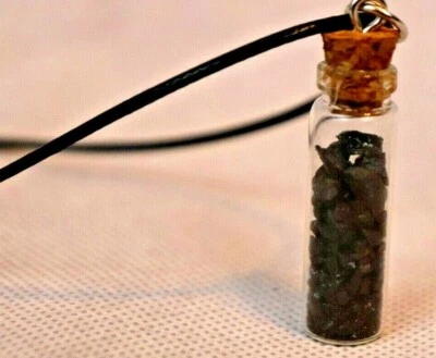 Colar CHAKRA Pedra Turmalina Preta em Mini Garrafa Vile/Boticário - Imagem 1 de 4