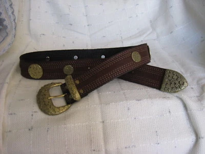 Cinturón de gamuza marrón Sand Castle para dama hebilla de bronce texturizado, detalles M 27-30"   Foto 1 de 4