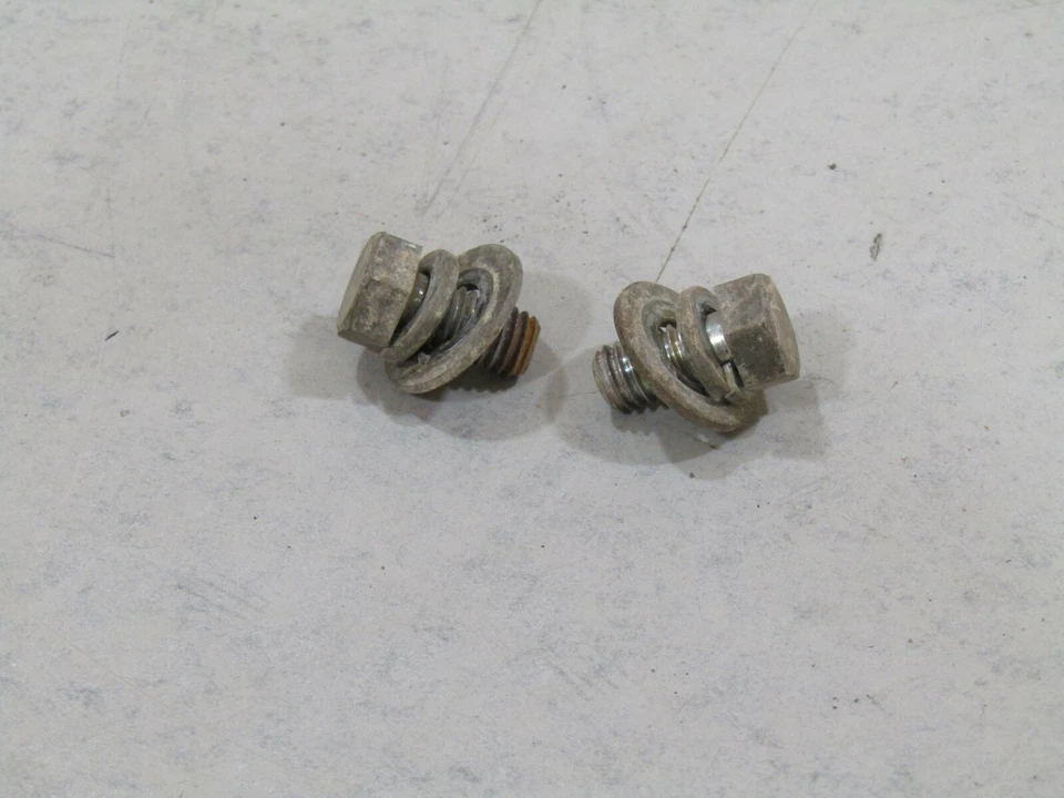 1983 1984 1985 YAMAHA YZ250 КРЕПЕЖНЫЕ БОЛТЫ СИДЕНЬЯ - Изображение 1 из 1